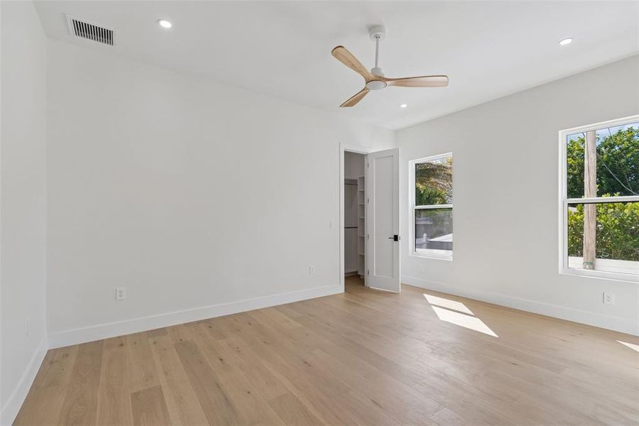 Spacious, unfurnished interior of a new home in , Tampa (Image 20).