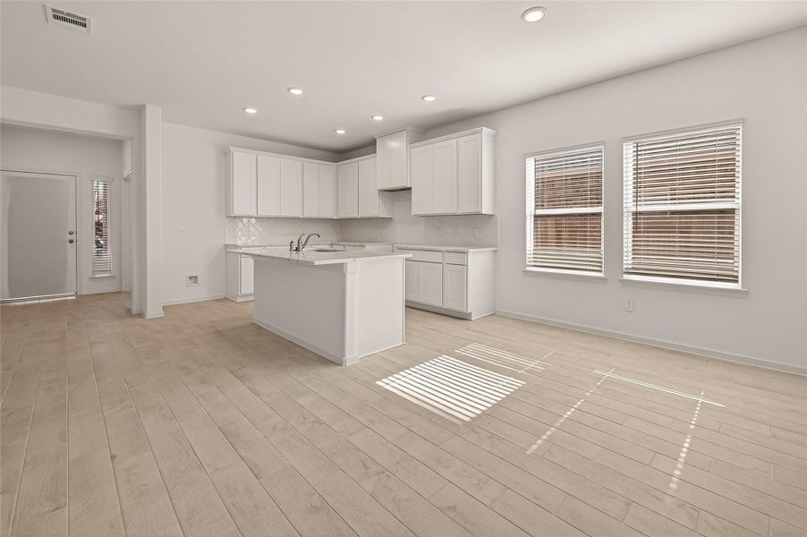 Spacious, unfurnished interior of a new home in Lago Mar, Texas City (Image 21).