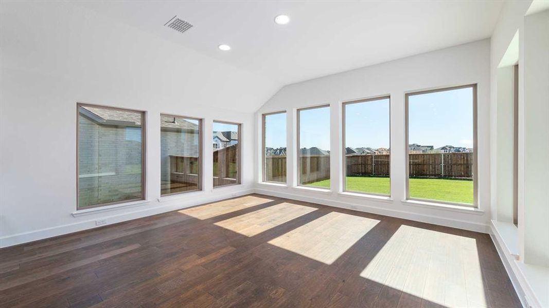 Spacious, unfurnished interior of a new home in Somerset Park 80', Rockwall (Image 22).