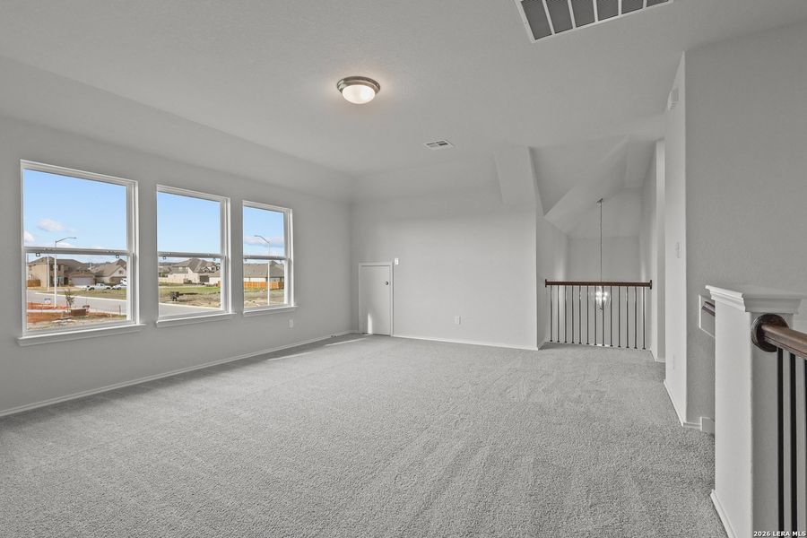 Spacious, unfurnished interior of a new home in Sunflower Ridge, New Braunfels (Image 20).