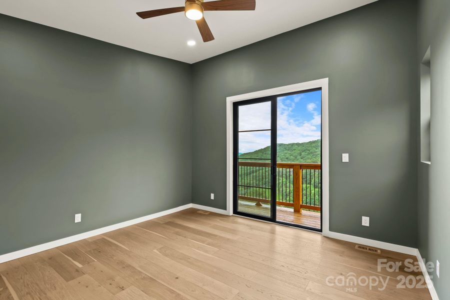 Spacious, unfurnished interior of a new home in , Seven Devils (Image 17).