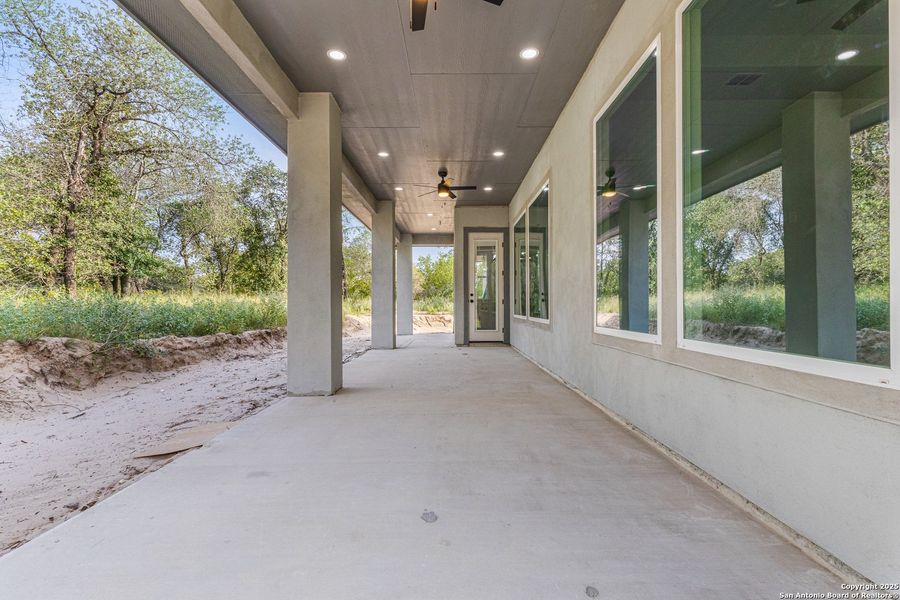 Spacious, unfurnished interior of a new home in , Natalia (Image 18).
