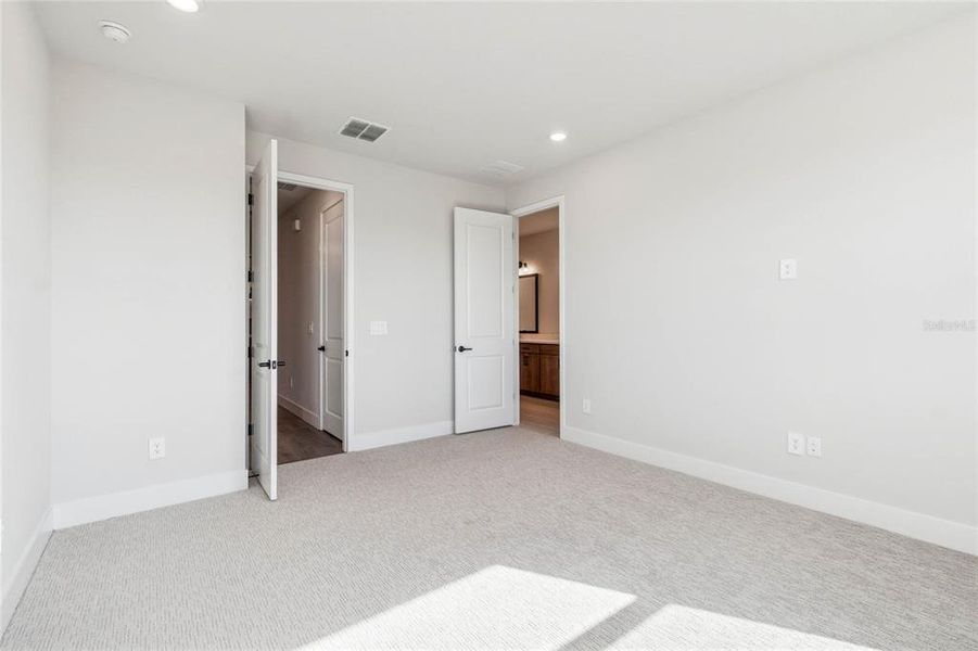 Spacious, unfurnished interior of a new home in Gracewater at Sarasota, Sarasota (Image 19).