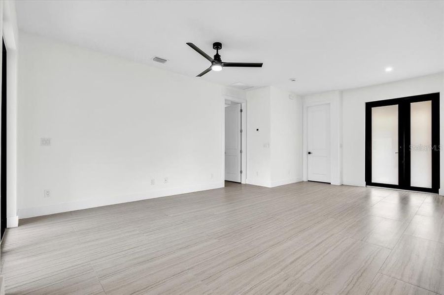 Spacious, unfurnished interior of a new home in , Port Charlotte (Image 18).