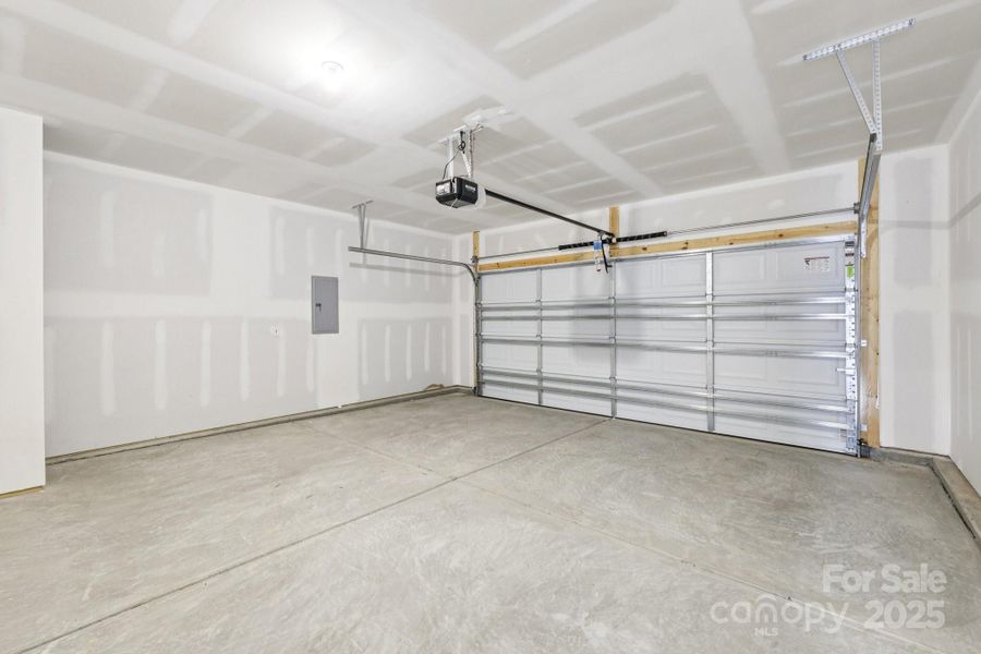 Spacious, unfurnished interior of a new home in Edgewood Preserve, Huntersville (Image 30).