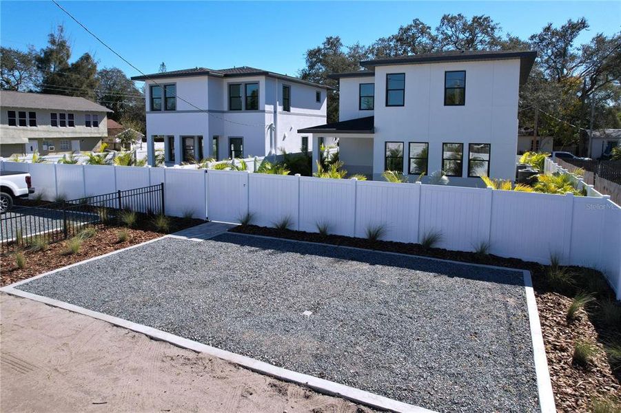 Exterior details and patio area of a home in , St. Petersburg (Image 33).
