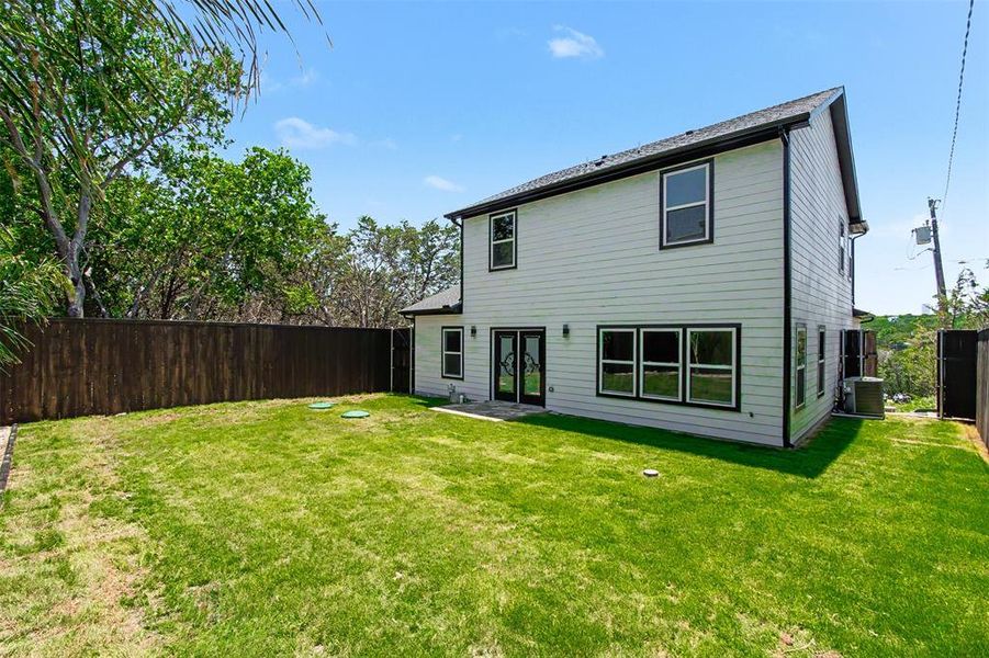Exterior details and patio area of a home in , Granbury (Image 19).