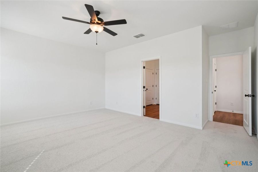 Spacious, unfurnished interior of a new home in Village at Three Oaks, Seguin (Image 24).