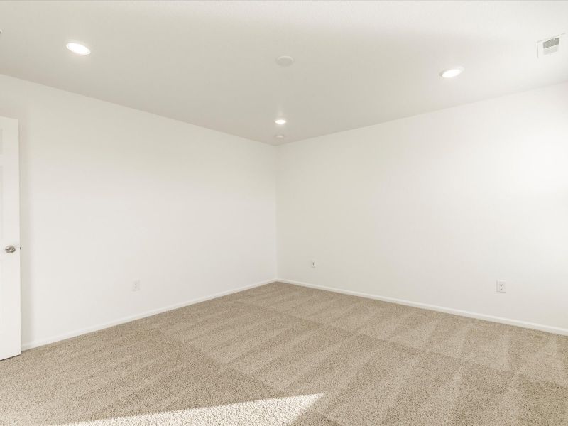 Spacious, unfurnished interior of a new home in Lake Bluff, Greeley (Image 11).