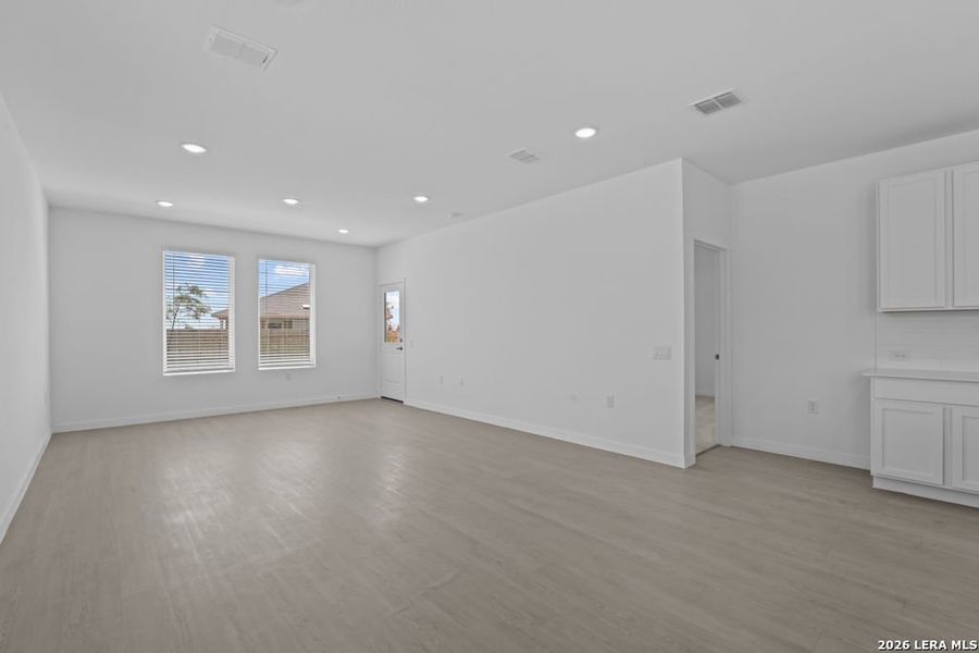 Spacious, unfurnished interior of a new home in Vida, San Antonio (Image 15).
