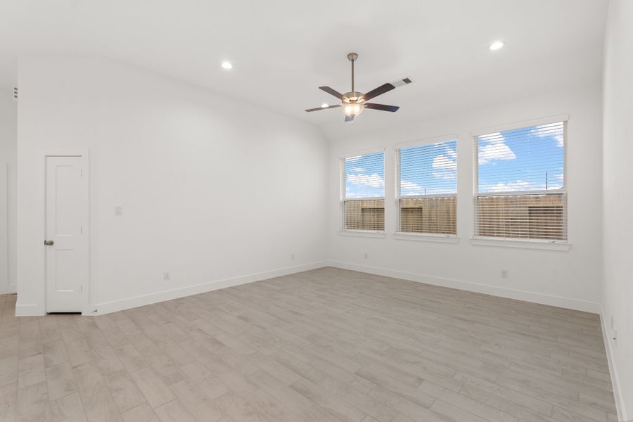 Spacious, unfurnished interior of a new home in Riceland, Mont Belvieu (Image 24).