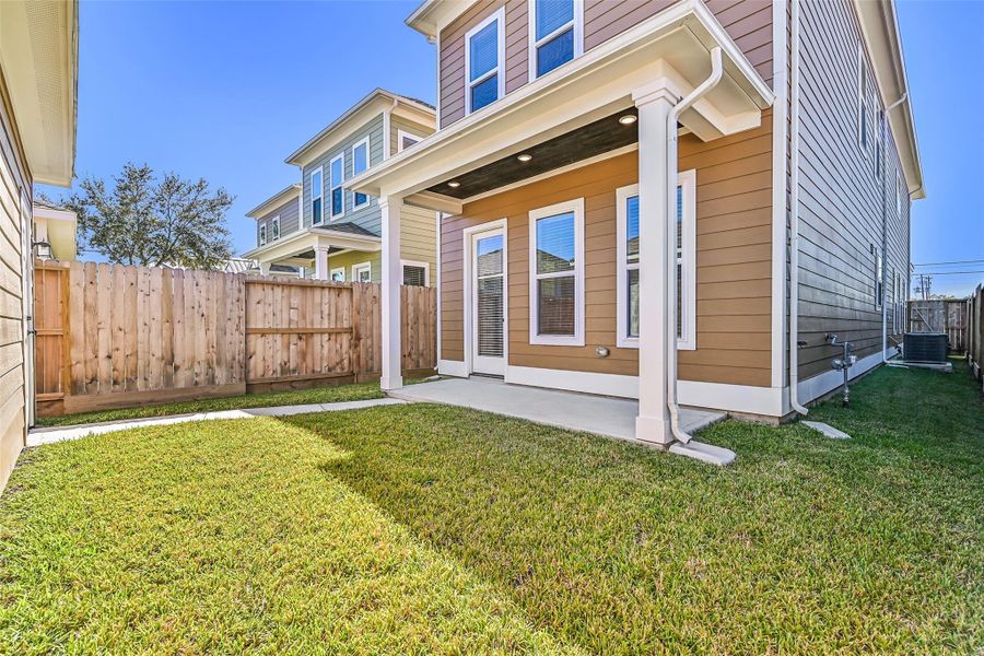 Exterior details and patio area of a home in Pearland Old Townsite, Pearland (Image 3).