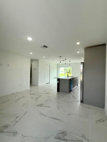 Spacious, unfurnished interior of a new home in , Lehigh Acres (Image 13).