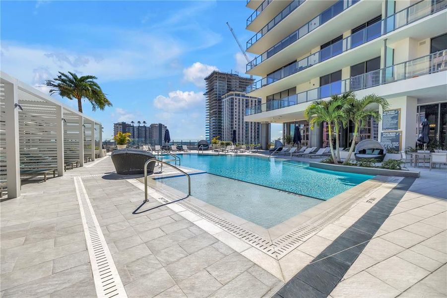 Condo located in St. Petersburg, FL showcasing its design and architecture (Image 35).