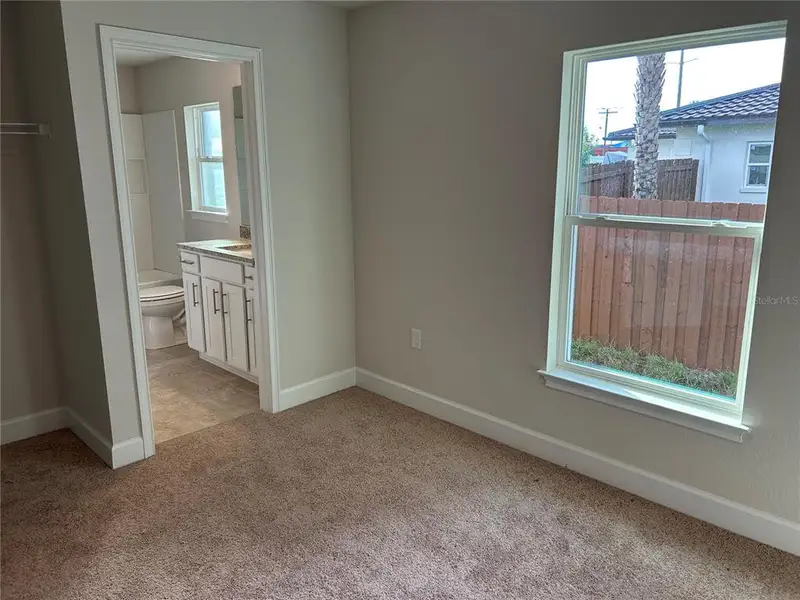 Spacious, unfurnished interior of a new home in Venice, Venice (Image 11).