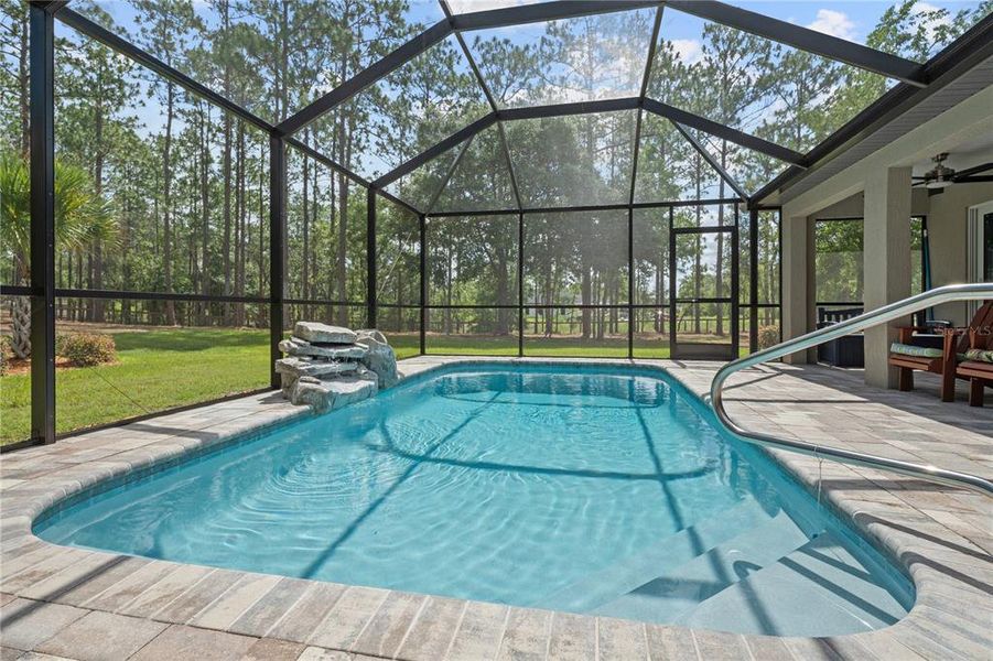 Exterior details and patio area of a home in , Dunnellon (Image 27).