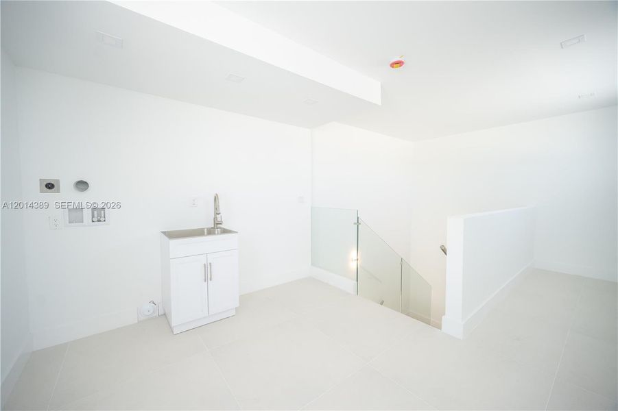 Spacious, unfurnished interior of a new home in , Doral (Image 52).