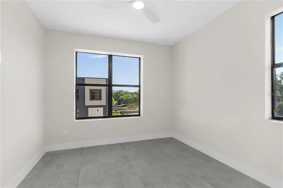 Spacious, unfurnished interior of a new home in , Tampa (Image 27).