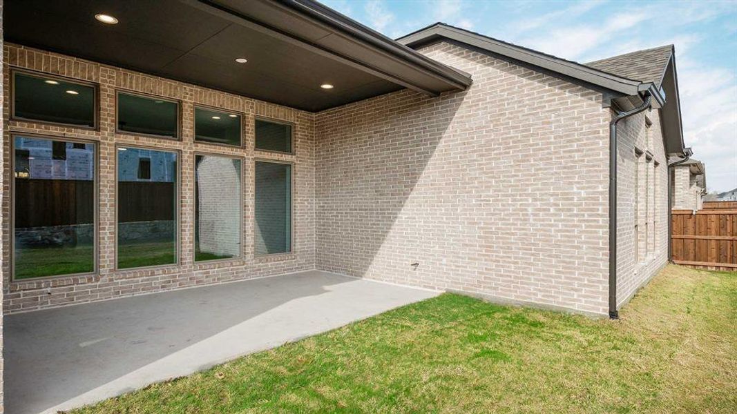 Exterior details and patio area of a home in Hillstead, Lavon (Image 3).