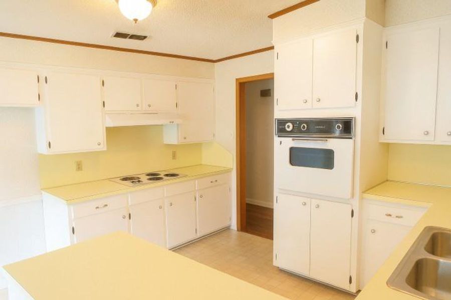Furnished interior view inside a new home in , Mineola (Image 4).