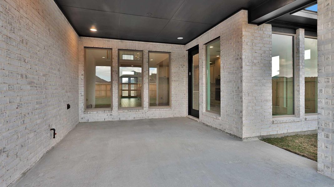 Exterior details and patio area of a home in Candela, Richmond (Image 3).
