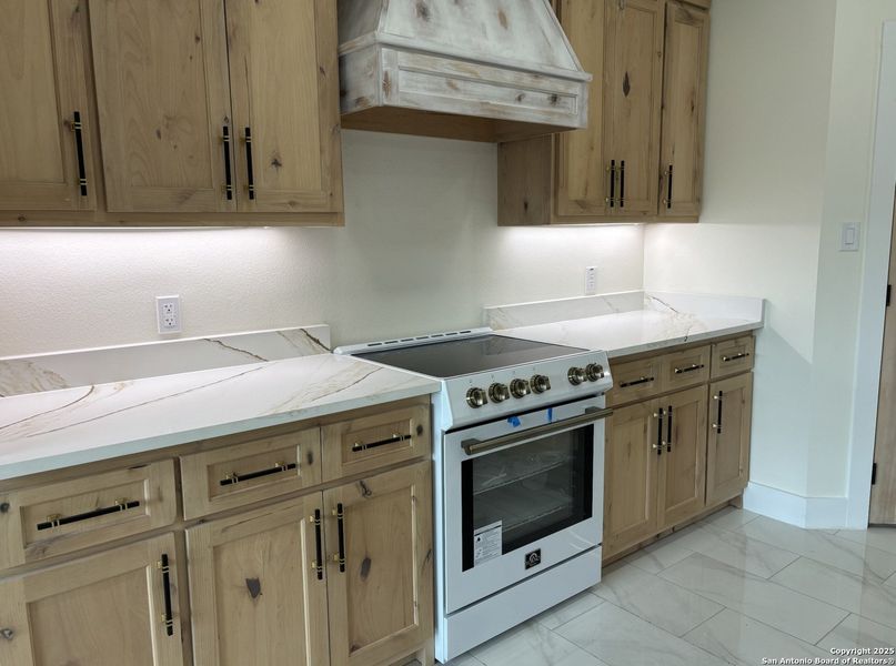 Close-up of interior finishes inside a home in , Uvalde (Image 18).
