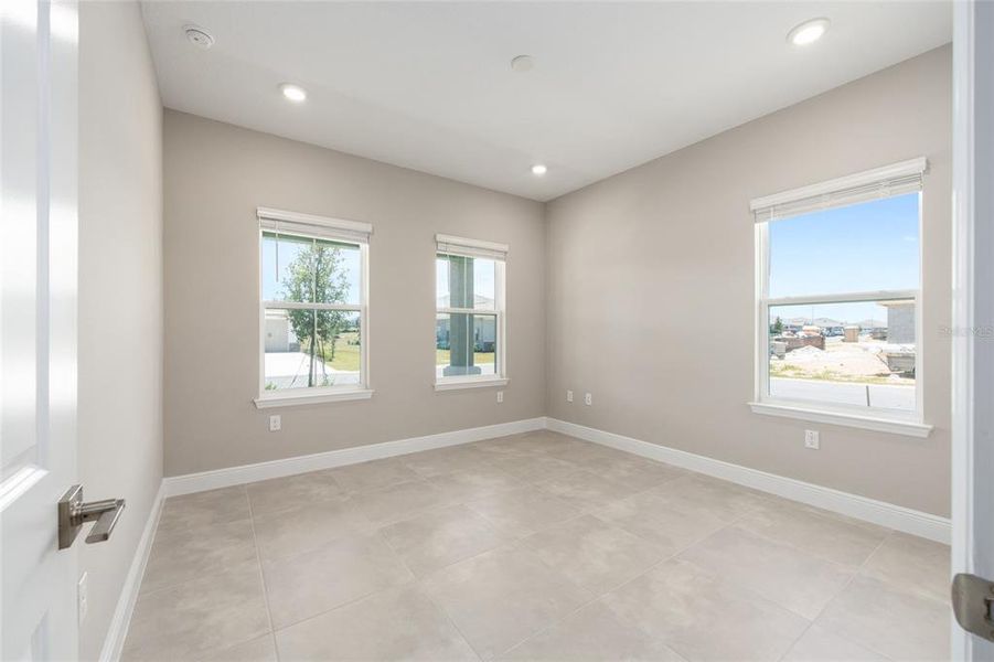 Spacious, unfurnished interior of a new home in , Ocala (Image 16).