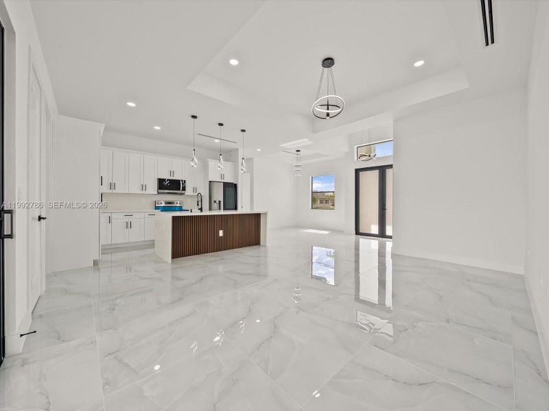 Spacious, unfurnished interior of a new home in , Lehigh Acres (Image 13).