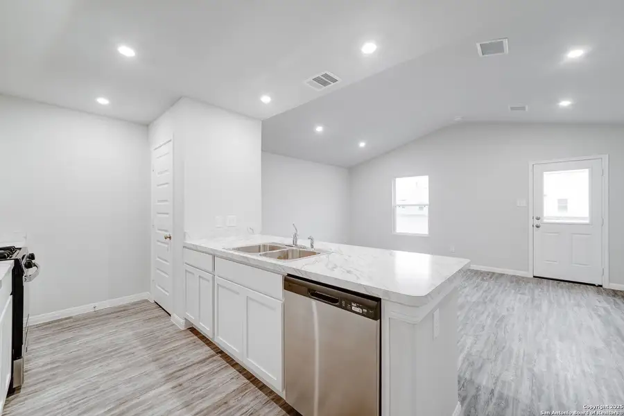 Furnished interior view inside a new home in Las Colinas, Kenedy (Image 6).