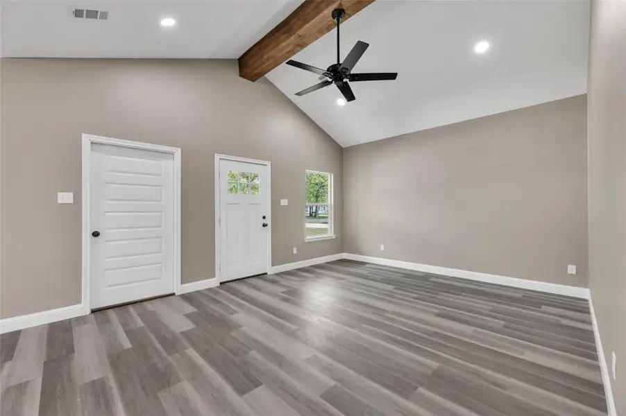 Spacious, unfurnished interior of a new home in , Navasota (Image 16).