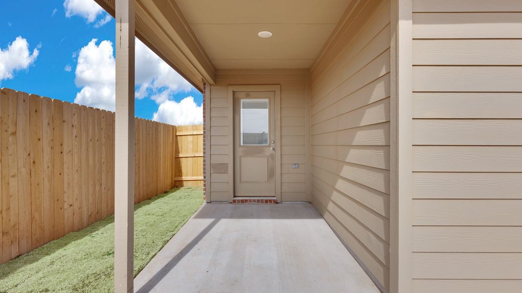 Exterior details and patio area of a home in Terra Vista, Lubbock (Image 3).