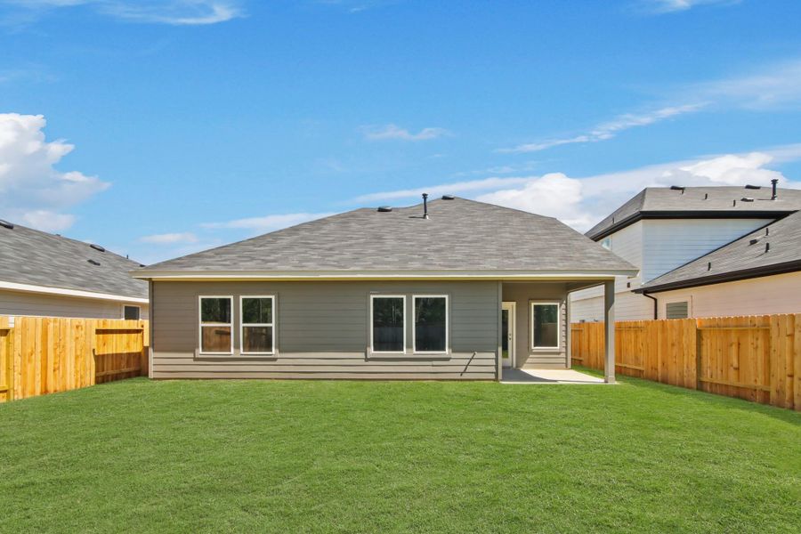 Exterior details and patio area of a home in Silverthorne, Conroe (Image 3). Exterior details and patio area of a home in Silverthorne, Conroe (Image 3).