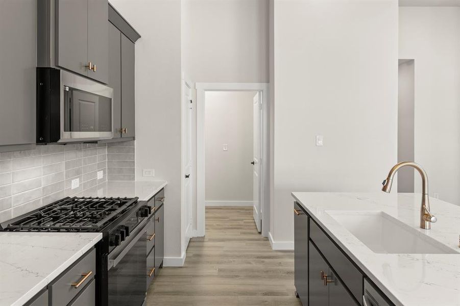 12. 644 Oakridge - Kitchen (4)