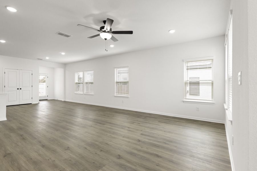 Spacious, unfurnished interior of a new home in Village at Three Oaks, Seguin (Image 23). Spacious, unfurnished interior of a new home in Village at Three Oaks, Seguin (Image 23).