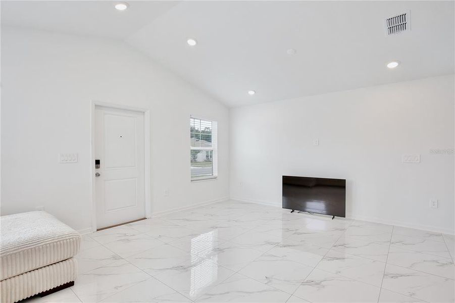 Spacious, unfurnished interior of a new home in Peace Creek Reserve, Winter Haven (Image 20).