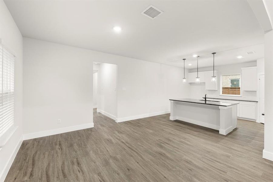 06. 1921 Sapphire - Dining 06. 1921 Sapphire - Dining