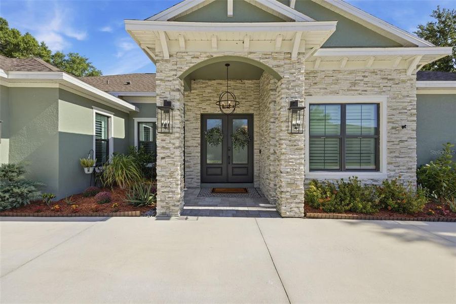 Exterior details and patio area of a home in , Tarpon Springs (Image 3).