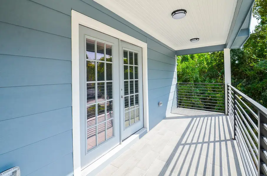 Fachada impecable te da la bienvenida: Huge Balcony y cochera amplia para una vida sin complicaciones.