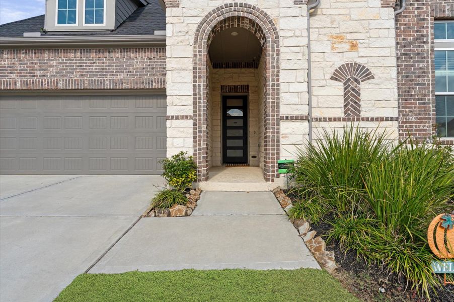 Exterior details and patio area of a home in , Tomball (Image 3).