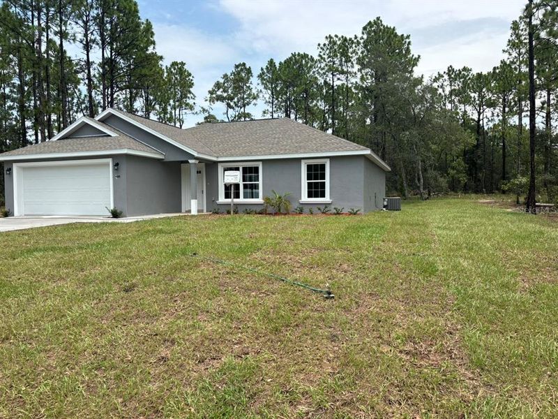 Exterior details and patio area of a home in , Dunnellon (Image 3).