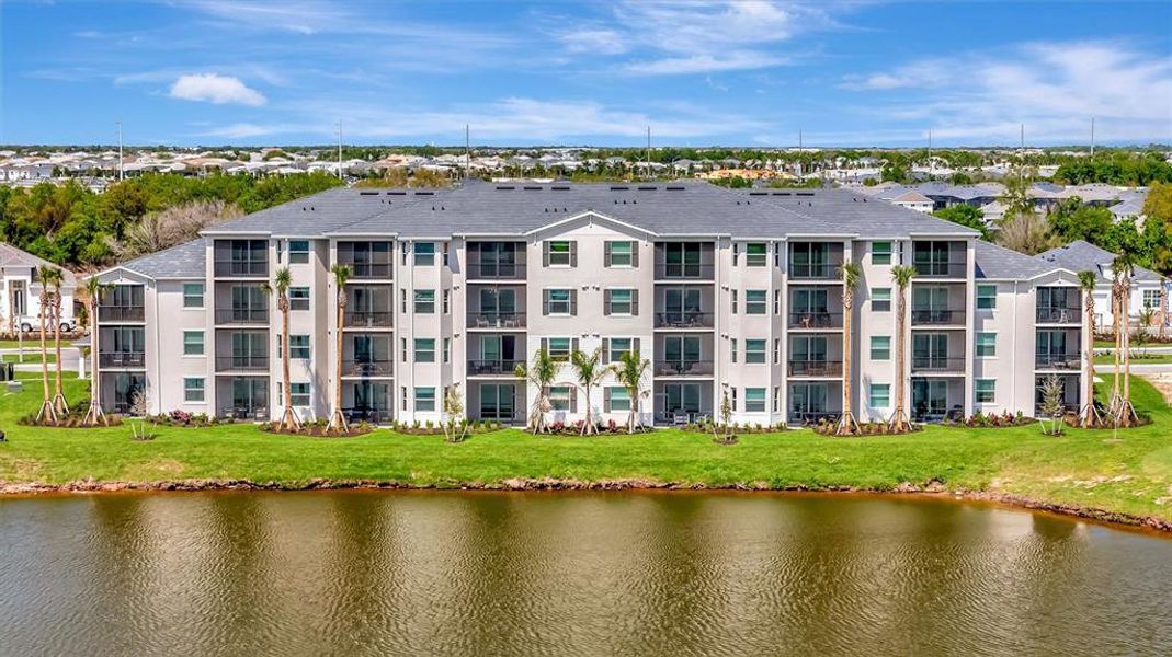 Condo located in Bradenton, FL showcasing its design and architecture (Image 4).