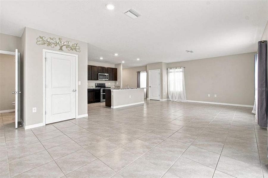 Spacious, unfurnished interior of a new home in , Wesley Chapel (Image 17).
