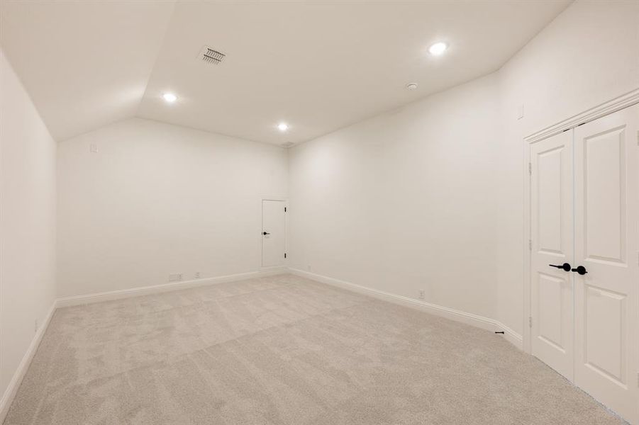 Spacious, unfurnished interior of a new home in Somerset Classic 70s & 80s, Mansfield (Image 27).