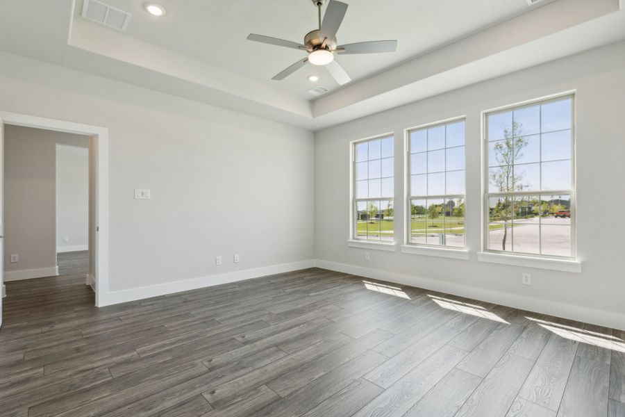 Spacious, unfurnished interior of a new home in Dove Hollow, Waxahachie (Image 30).