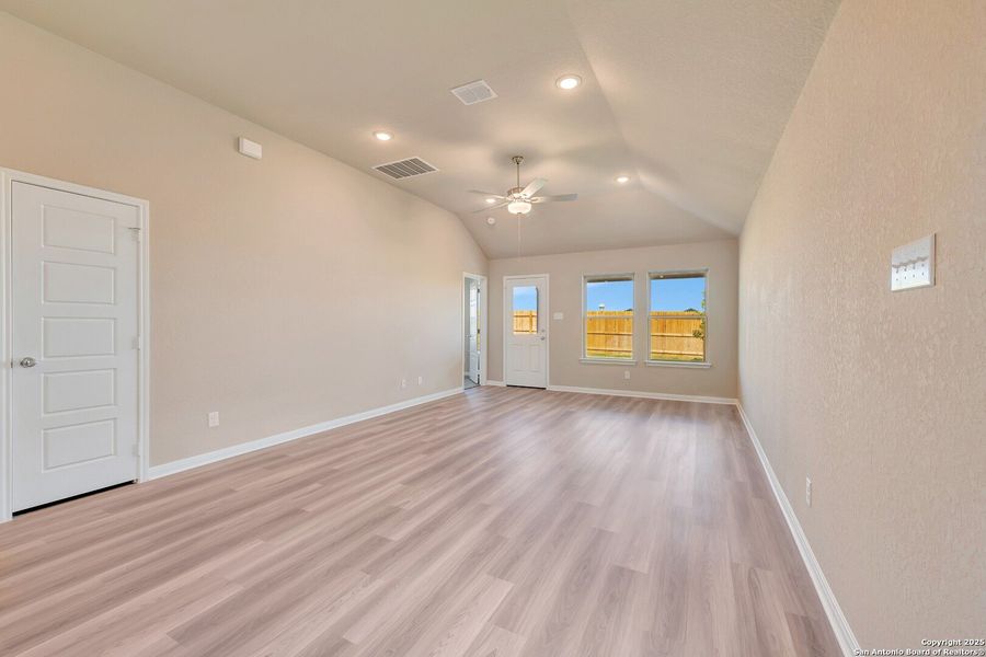Spacious, unfurnished interior of a new home in Park Place, New Braunfels (Image 27).