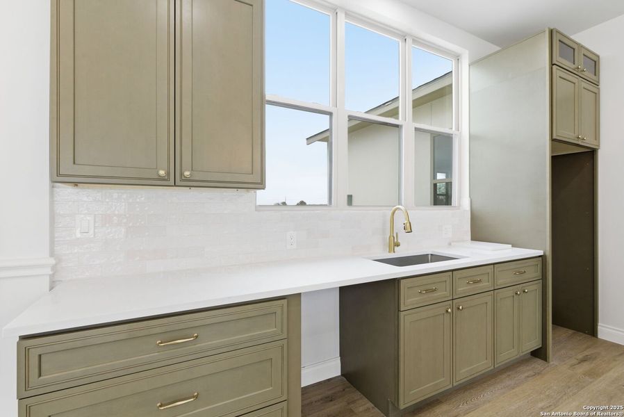 Furnished interior view inside a new home in , Bandera (Image 14).