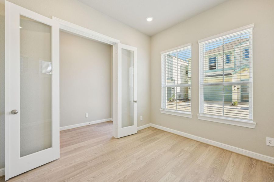 Spacious, unfurnished interior of a new home in Kemah Crossing - Luxe Series, Kemah (Image 33).