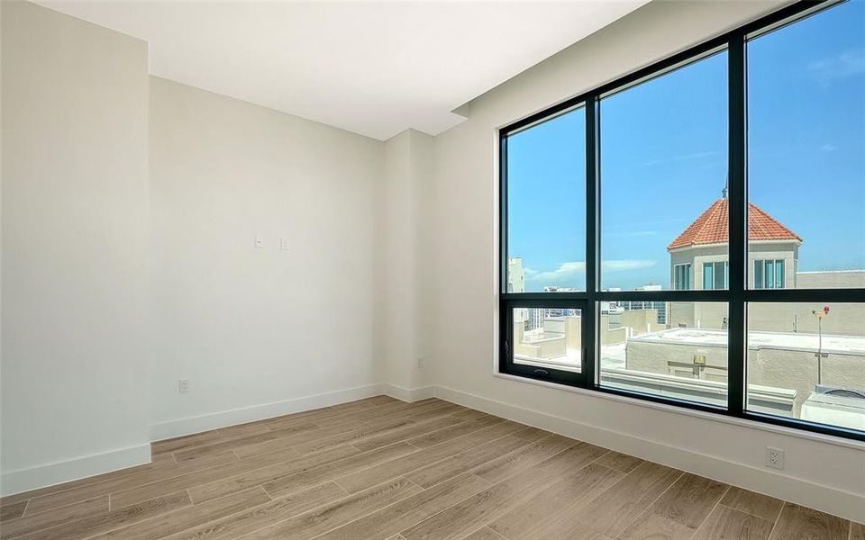 Spacious, unfurnished interior of a new home in , Sarasota (Image 19).