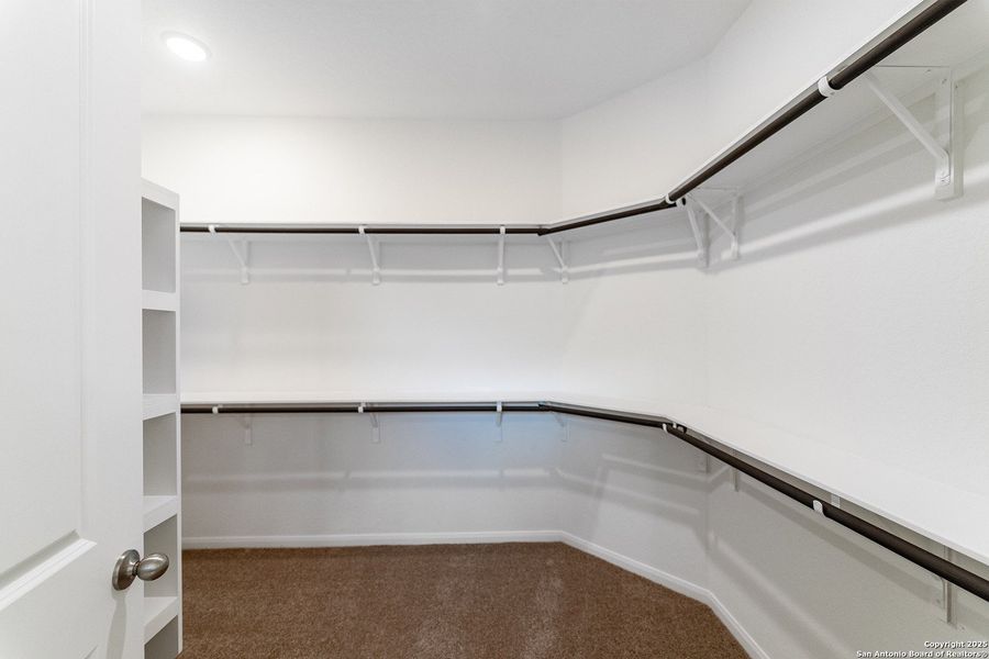 Spacious, unfurnished interior of a new home in Arcadia Ridge, San Antonio (Image 16).