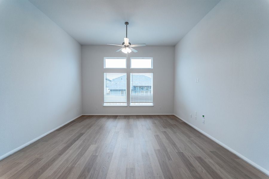 Spacious, unfurnished interior of a new home in Sunfield, Buda (Image 10).